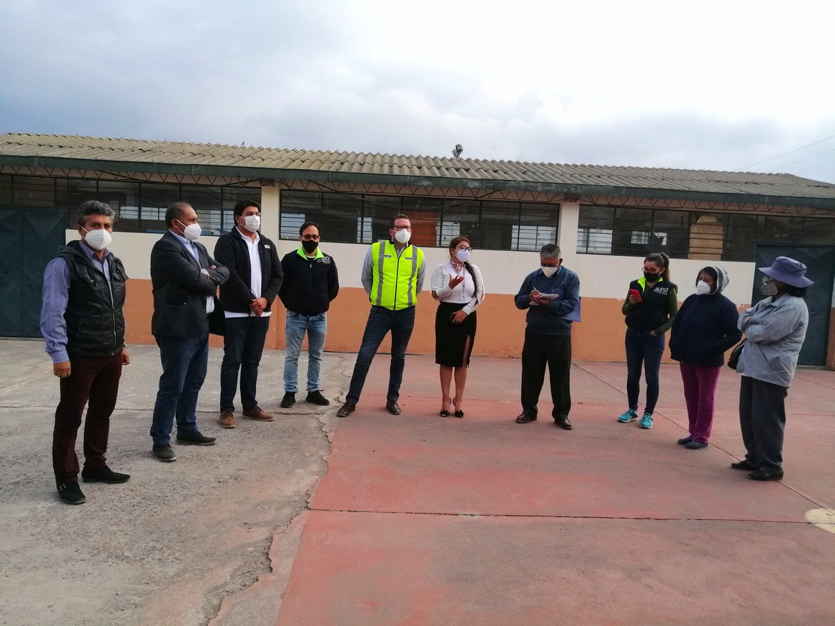 JassminVargasB's tweet photo. Nos encontramos en el barrio Bellavista con el  Director de la @AMTQuito Juan Manuel Aguirre, el Asambleísta Xavier Casanova, nos comprometimos a realizar todos los trámites correspondientes para hacer realidad el funcionamiento del Centro de Salud en Bellavista🤝🤝. https://t.co/5fqjmAyLOF