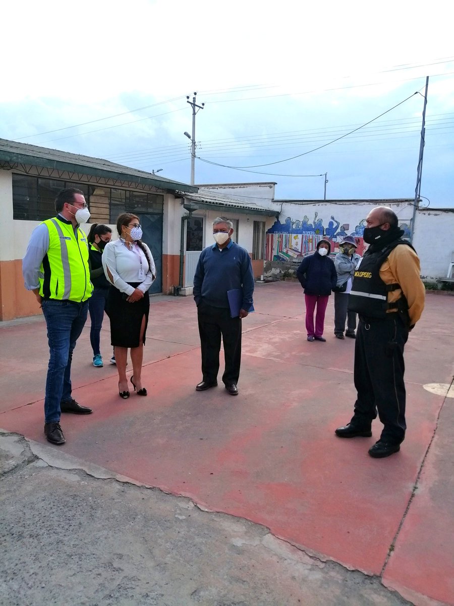 JassminVargasB's tweet photo. Nos encontramos en el barrio Bellavista con el  Director de la @AMTQuito Juan Manuel Aguirre, el Asambleísta Xavier Casanova, nos comprometimos a realizar todos los trámites correspondientes para hacer realidad el funcionamiento del Centro de Salud en Bellavista🤝🤝. https://t.co/5fqjmAyLOF