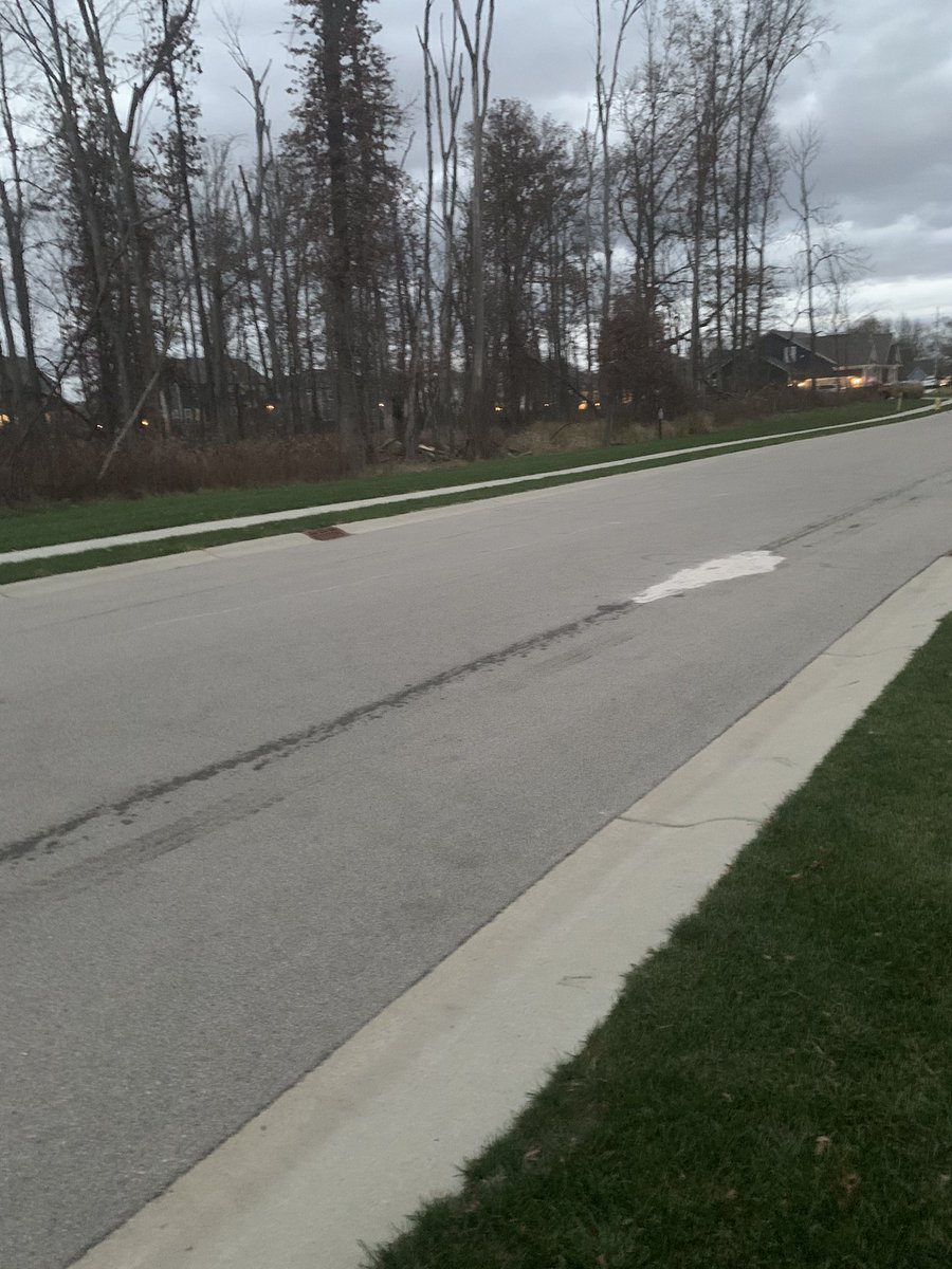 Jason_Penix's tweet image. Hey @RaysTrashServic, I understand that sometimes your truck breaks down and pukes oil throughout the entire neighborhood, but maybe you could put a little more effort into the cleanup? #oildry #kindof