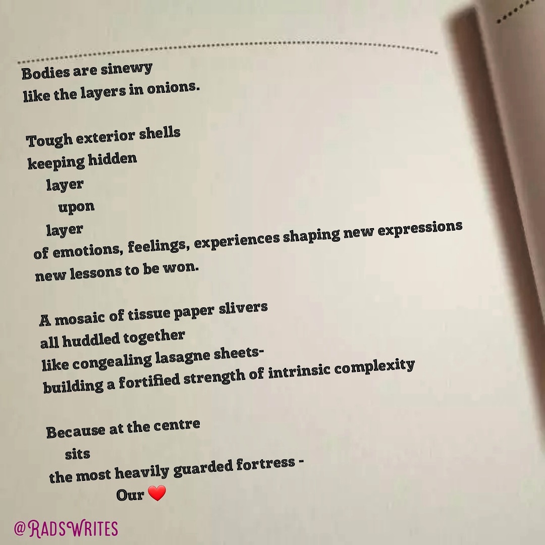 RadsWrites's tweet photo. Bodies are sinewy
Like the layers in onions...🧅✍🏽🤎
.
#radswrites #poemsoftwitter #poem #poetrycommunity #poetry @NottmPoetryFest @NPoetryExchange @Poetry_Daily @NottmPoetrySoc @Poetry_London https://t.co/OgRtSh9uY7