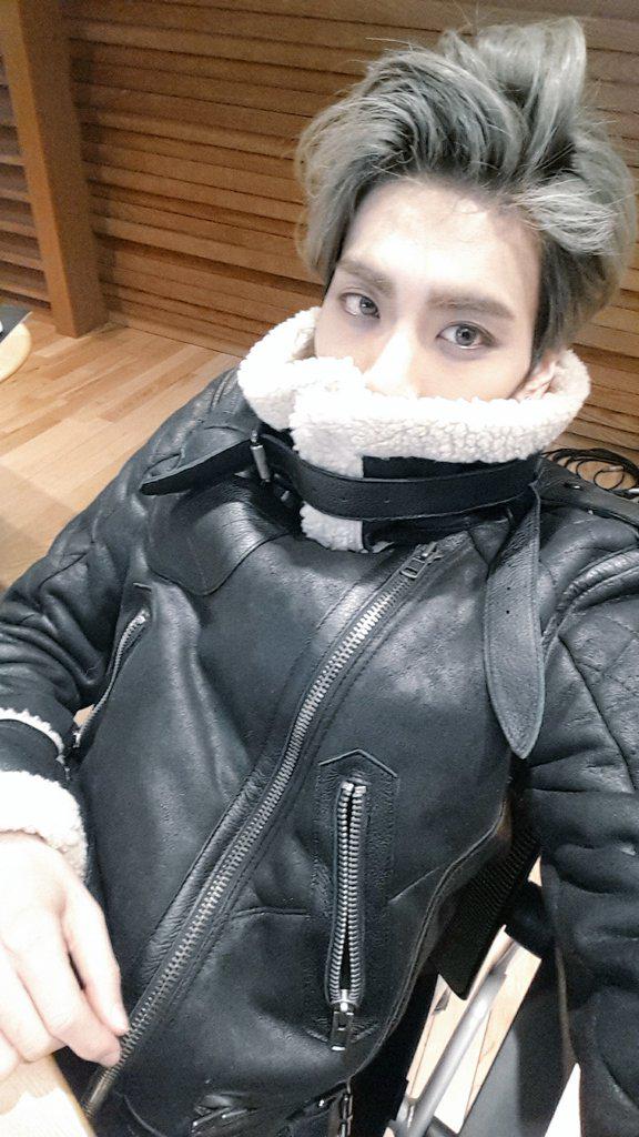 shuca_bot's tweet photo. 아앗.... 이 무스탕은ㅠㅠㅠㅠㅠㅠㅠㅠㅠㅠ 종현이 베이스 활동에 입었던 그 제철종현ㅠㅠㅠㅠ https://t.co/d1IpIH09Dr