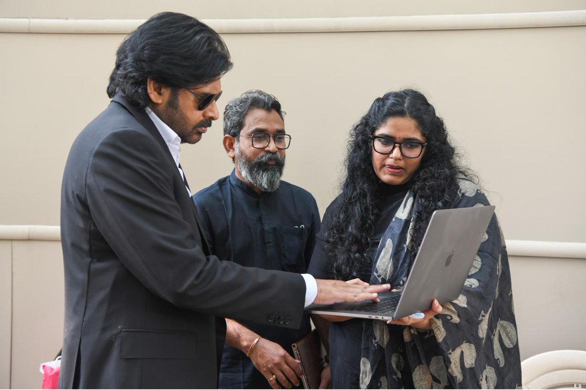 manikaly7an's tweet photo. Another new pics ๐ฅ๐ฅ๐ฅ
KALYAN BABU ATTITUDE MATRAM ๐ค๐ค๐ค
#Ustha Bolthe ๐ฅ๐ฅ
@PawanKalyan #VakeelSaab https://t.co/S9oNL6D7pO
