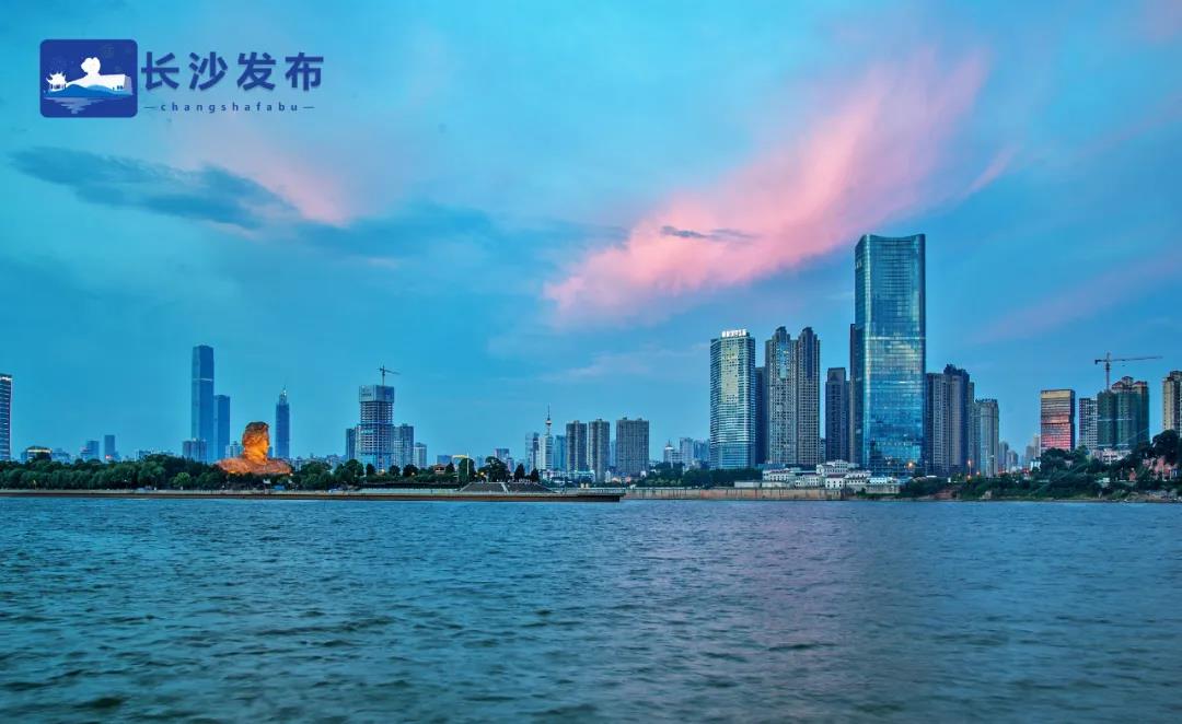 ChangshaCity's tweet photo. #100Scenes of Changsha
Xiangjiang, the mother river like sparkle belt surrounding the #Changsha city, has awe-inspiring river scenery for visitors. Cruising along the river to enjoy the picturesque view and feel nature can be nice idea in sunny day~😊😊#travel  #Pics https://t.co/BUKjdUdvP0