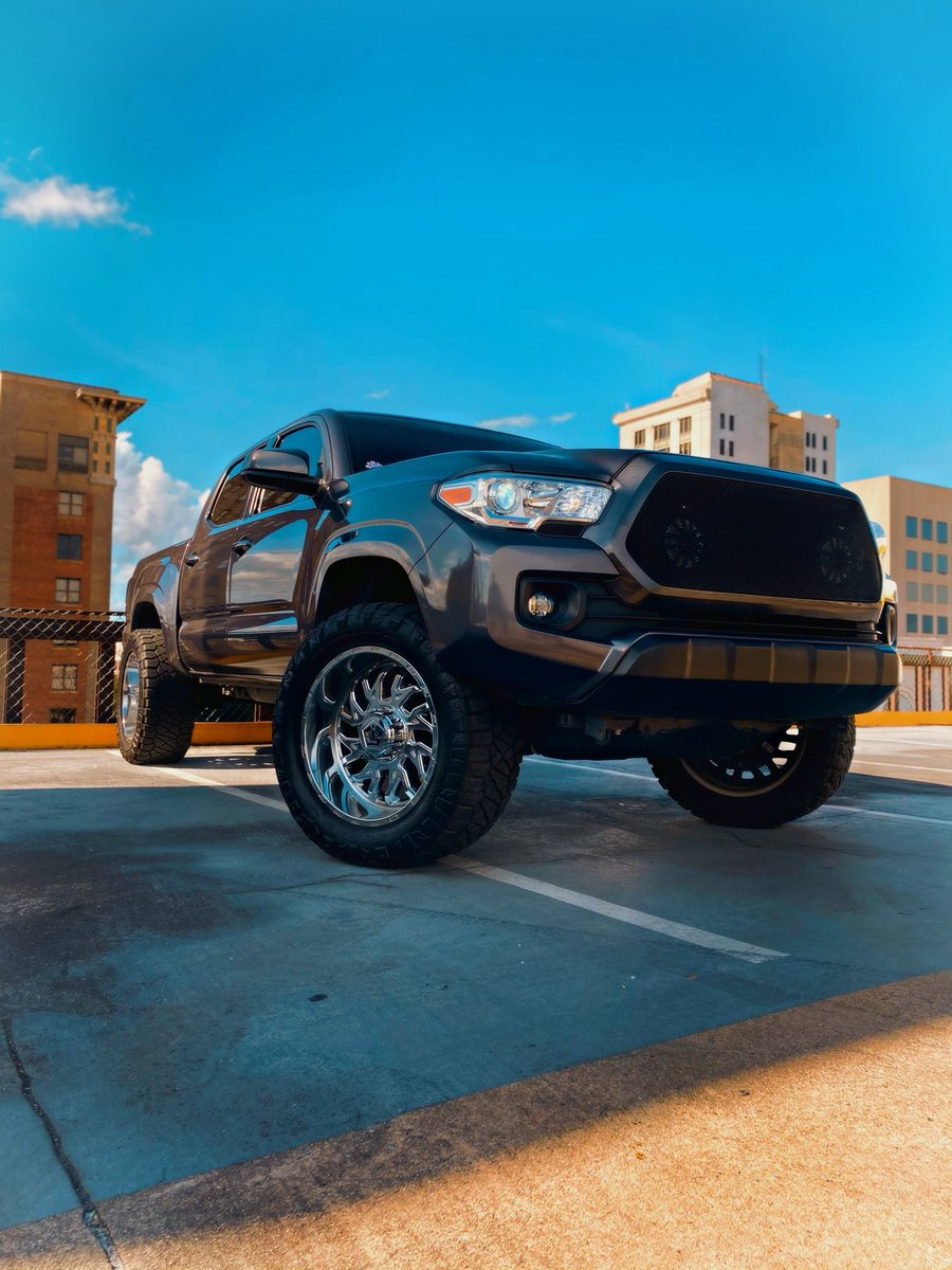 lolspoooky's tweet photo. New truck picture hit different #Tacoma https://t.co/vpMmGQbQdD