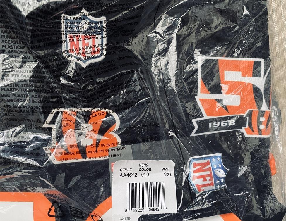 CBSportLocker's tweet photo. Find the perfect item for your favorite #NFL team at @CBSportLocker! With #throwback and current #NFLhats and #NFLjerseys to choose from, you can't go wrong when you use coupon code CBSportsLockerBacktoSchool and take 20% off at checkout! https://t.co/Co86EJcwa7 https://t.co/GlmY7tLxw8