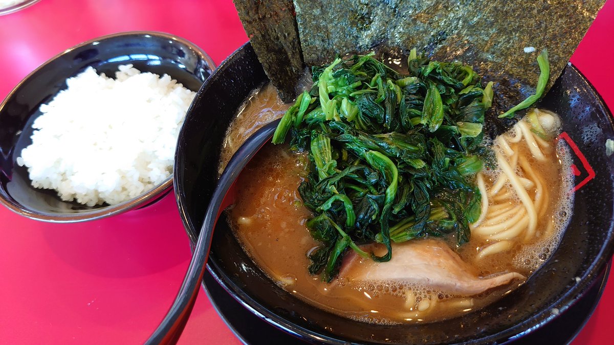R34BLUE's tweet photo. 家系ラーメン王道　王道之印さんへ。ラーメン740円＋ほうれん草増し180円＋ライス130円。11時の開店前、10時45分に着いたら駐車場に先客の車で1台。いつも通り「硬め濃いめ」で。今日も美味しくいただきました👍

#横浜家系ラーメン　#王道之印 https://t.co/i5Hy9Ois3Q