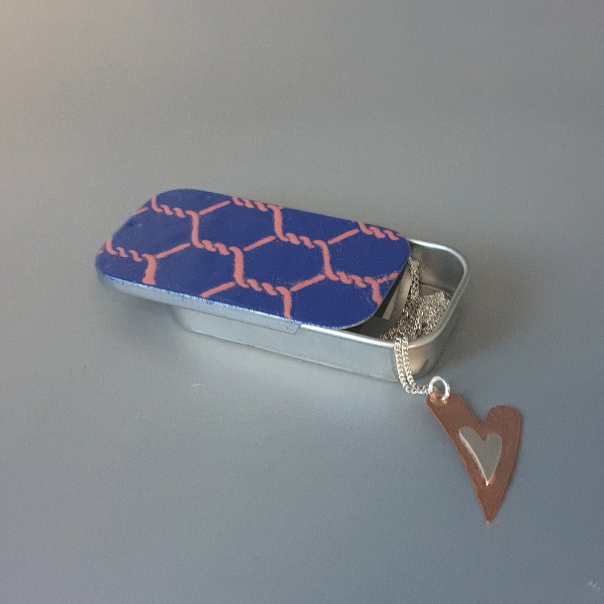 MaisyPlum2's tweet photo. Contemporary Pill Tin - Pill Box https://t.co/4BNm7BL9b9 #EtsyUK #etsyselleruk #UKGiftAM ##StandWithSmall #HandmadeHour #EshopsUK ##LondonisLovinit #Inbizhour #EnamelBox https://t.co/q5Ph1P0ql3