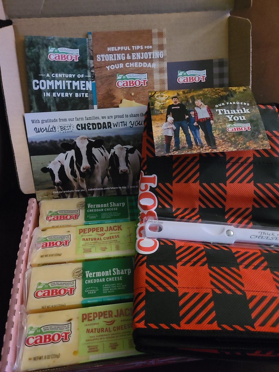 dniceboston's tweet photo. Thank you @cabotcheese & @ https://t.co/eXhI3wzVun for this Cabot gift box I received in the mail today!
#RandomActsOfCheddar https://t.co/i54dWKVvfj