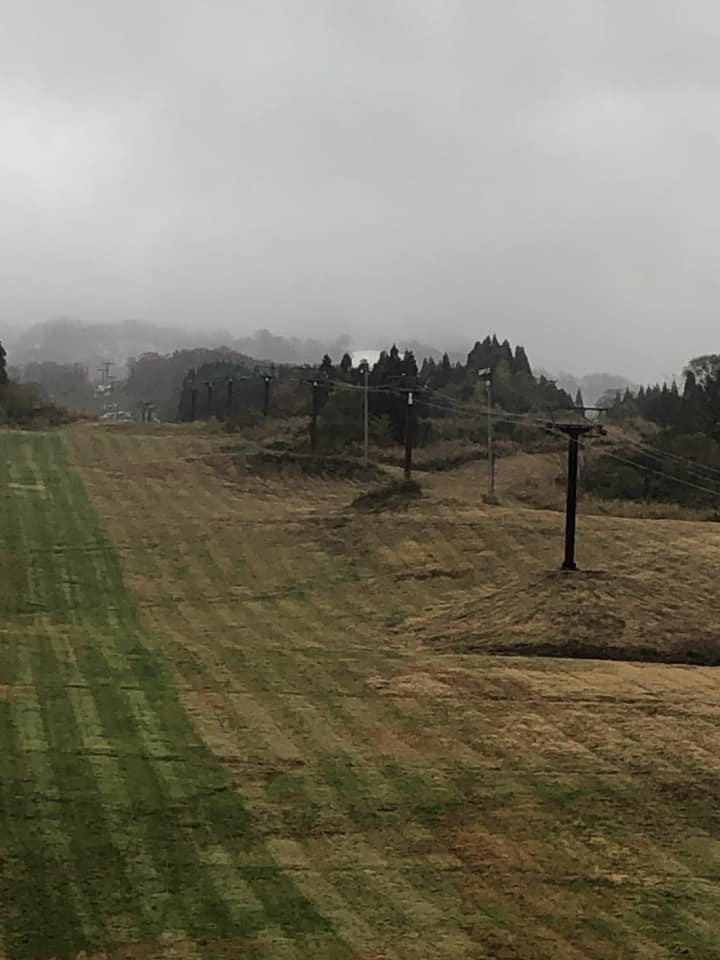 myokokogenjapan's tweet photo. Snow on the upper slopes at Cupid Valley this morning.

Some updates. 
The gondola will not be running - only 1st quad, 2nd quad &amp; 3rd pair lifts. 
The new operators are ready for the grand opening on Sat, Dec. 19 with pre-opening on Fri. 18th

More info: https://t.co/LtlLMzIikF https://t.co/T7N6PsZ0QJ