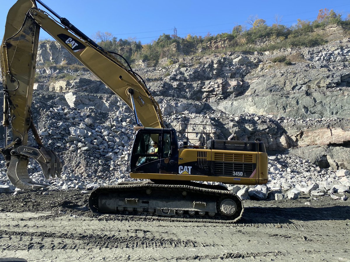 ahowellwjcc's tweet photo. Thank you Mr. Darren Prince @Luck_Stone for the BIG ROCK donation to @JBMS_WJCC ๐ท& awesome tour of the Richmond Quarry. Amazing! @MrsCHaskins @aaron_burkart
#spiritrock
#spiderstrong https://t.co/tUQbVckZGr