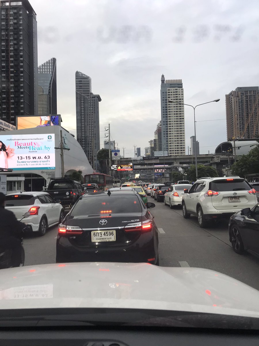 puu_90's tweet photo. @js100radio  ติดทางเข้า มศว. มาทุกเช้าไม่คิดจะแก้ปัญหาตรงนี้เลย https://t.co/x8U4q6wn3b