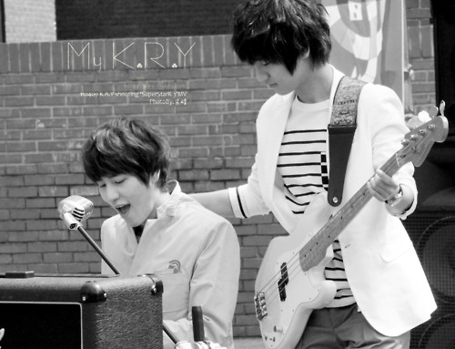 30. These pictures were taken the day after Kyuhyun's second accident (a minor one) in 2011: