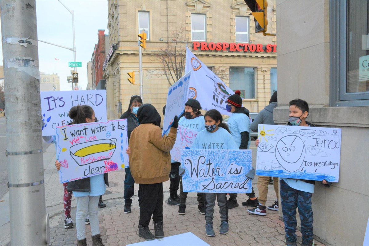 Neskantaga Youth for clean drinking water at Colliers Project Leaders Office
#endbwa #dowenotmatter #arewenothuman #systemicracism #waterislife #neskantagafn #TreatiesRecognitionWeek #CanadaLongestBoilWaterAdvisory  #fixourwater #WaterIsLife #wearehuman #HumanRightsWatch