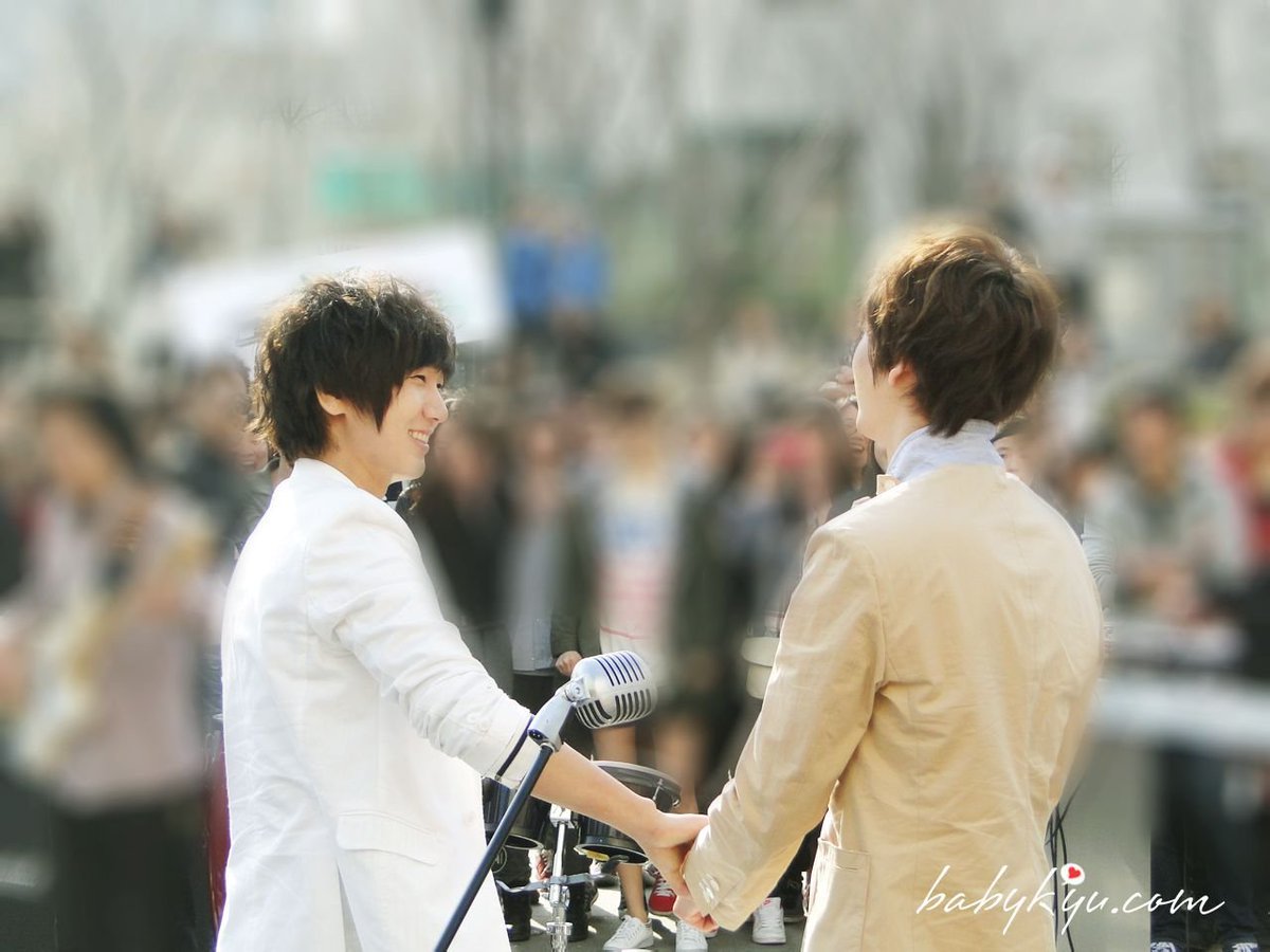 30. These pictures were taken the day after Kyuhyun's second accident (a minor one) in 2011: