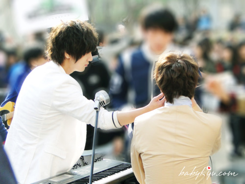 30. These pictures were taken the day after Kyuhyun's second accident (a minor one) in 2011: