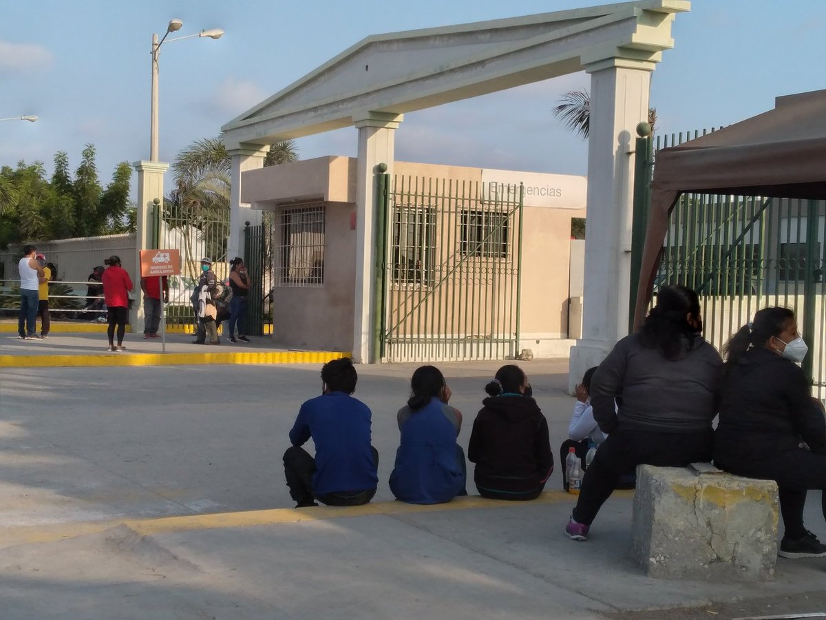 hipolitoec1's tweet photo. La tasa de casos positivos d Covid-19 aumenta en #SantaElena.El MSP registra en la ùltimos dìas nuevos casos confirmados en esta provincia.Una muestra d ello es que en los exteriores del hospital Liborio Panchana, familiares d pacientes aguardan dia y noche para conocer novedades https://t.co/fPixDEh7Tv