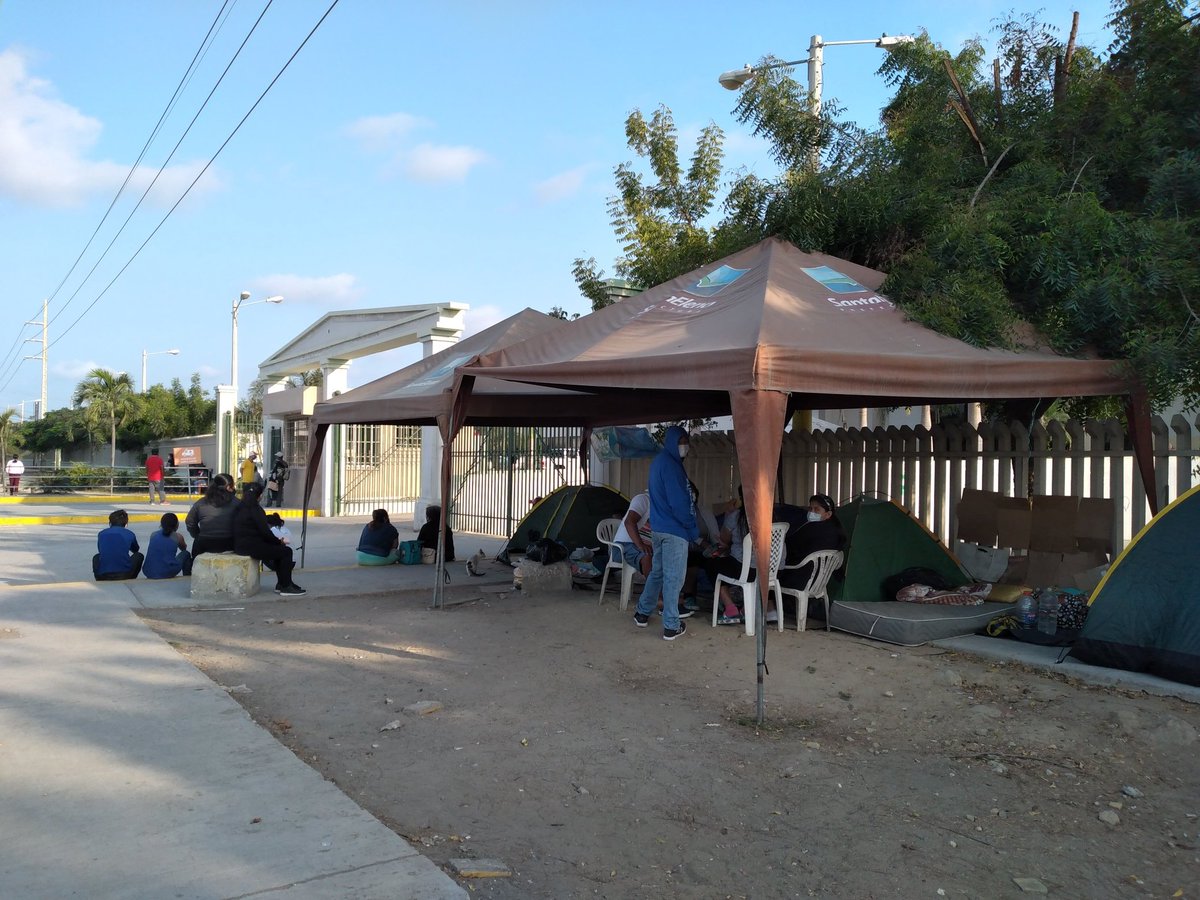 hipolitoec1's tweet photo. La tasa de casos positivos d Covid-19 aumenta en #SantaElena.El MSP registra en la ùltimos dìas nuevos casos confirmados en esta provincia.Una muestra d ello es que en los exteriores del hospital Liborio Panchana, familiares d pacientes aguardan dia y noche para conocer novedades https://t.co/fPixDEh7Tv