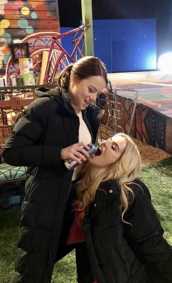 Happy birthday Zoey Deutch !
She played with Emma in \Zombieland Double Tap\ and is one of her close friend. 