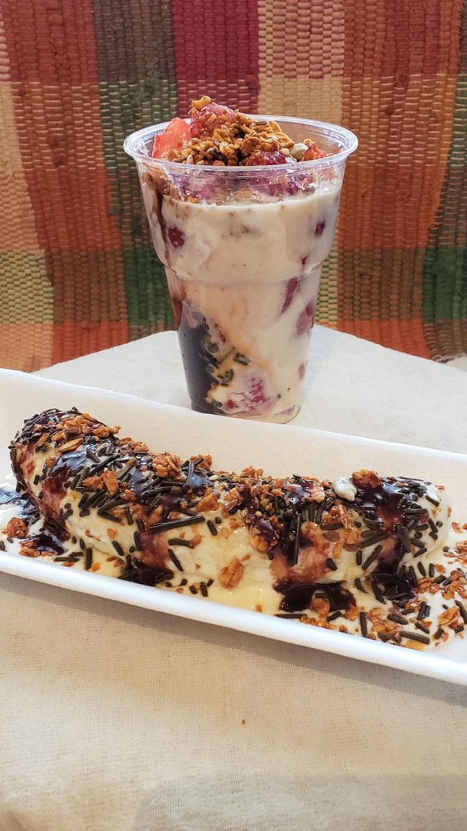 ¿Qué postre vas a querer hoy? ¿Fresas con crema o plátano con crema y chocolate Hershey’s? Pídelas por WhatsApp (5535213442) o por <a href="/RappiMexico/">Rappi México</a> ¡pero pídelos!