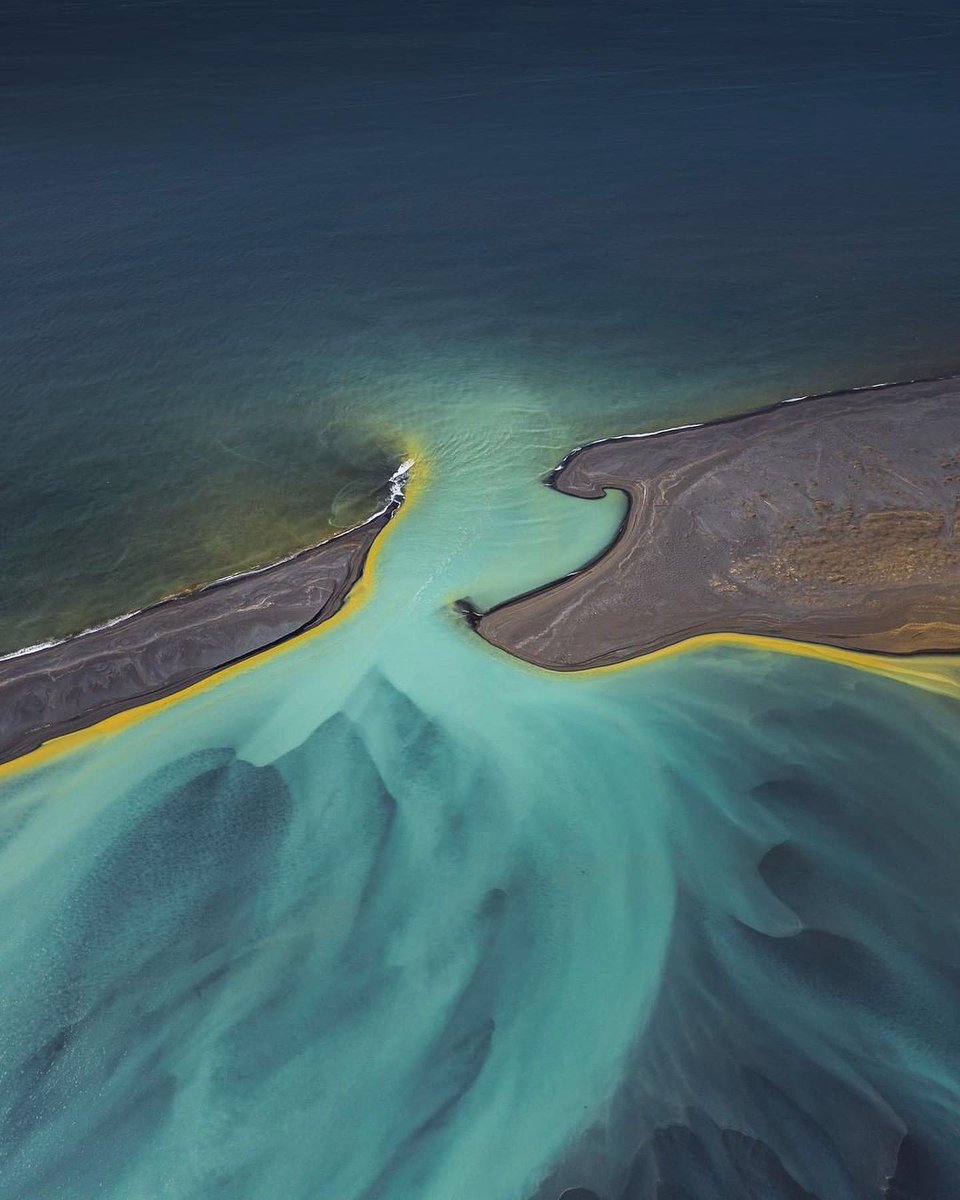earth's tweet photo. Iceland's glacier rivers flowing into the ocean. https://t.co/T8nzAv2VDi