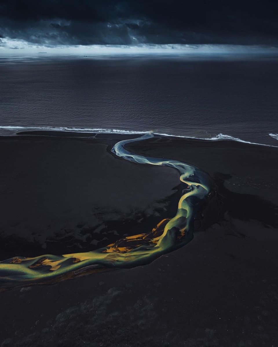 earth's tweet photo. Iceland's glacier rivers flowing into the ocean. https://t.co/T8nzAv2VDi