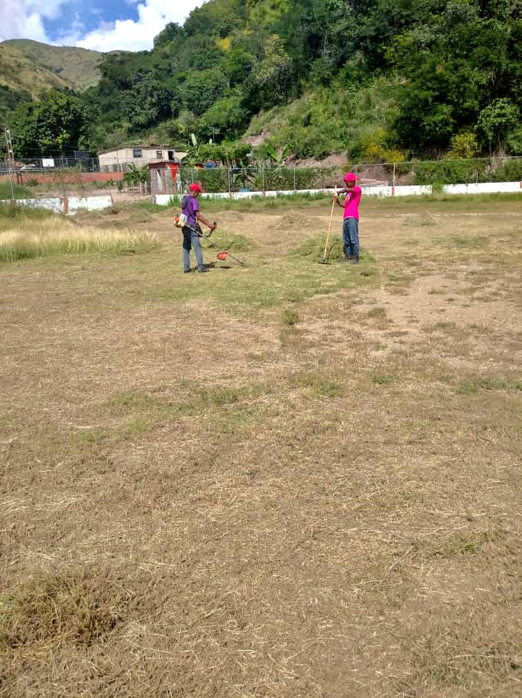 MarisselaPSUV's tweet photo. #10No| Garantizando espacios para el deporte y la paz, la brigada de mantenimiento de @AlcaldiaBSMateo realiza mantenimiento de áreas verdes del Estadio Pedro Pajita Rodríguez del sector Curia 1
#VivaLaPatriaGrande https://t.co/F88a00etnx