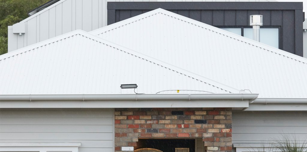 COLORBONDsteel's tweet photo. 1940’s Post War House #2
To pay homage to the period, the original house features a traditional #COLORBONDsteelMatt corrugated roof, but with a modern twist in the selection of the colour.
https://t.co/4HaWsVyiVq
#theblock
#COLORBONDsteel
#BasaltMatt
#SurfmistMatt https://t.co/aX19mspueC