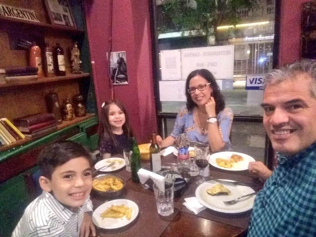 ptgucr's tweet photo. Ahí se sumaron Caro y Feli, se enojaron porque salimos solos con Francisquito... #Celosas https://t.co/kt6zx4n7iT
