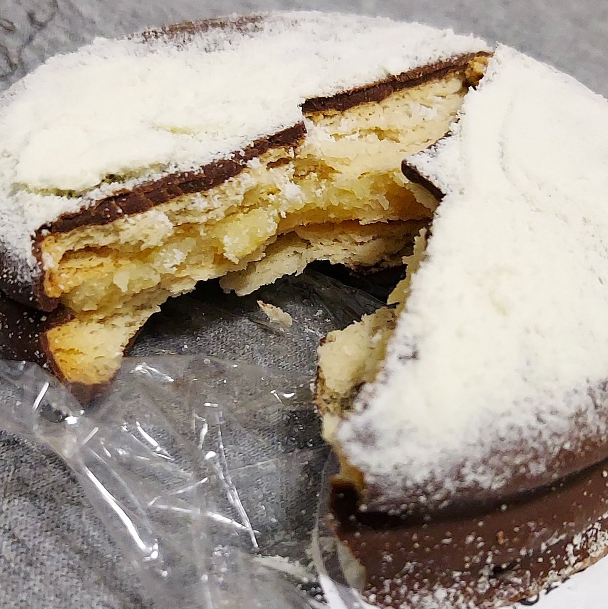 Oi amigos que me seguem, tô aqui só pra divulgar meu pequeno negócio e dizer que essa semana de sexta-feira 13 tem Black Friday, na compra de 2 alfajores ou mais, cada um sai por R$2,50 e o brownie a mesma coisa, a cada 2 ou mais cada um sai por R$5,00
Cardápio aqui embaixo ❤❤