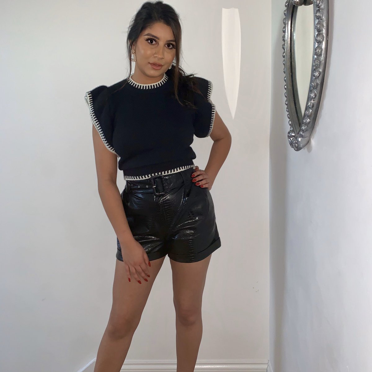 tyra_deon98's tweet photo. I recently started up a small business selling clothes and am working really hard to grow it. Please help a girl out and follow my page on IG @annadeon_                                -And please shop local/small this Christmas as small businesses are struggling - (PLEASE SHARE) https://t.co/Eq7gpS1Jvs