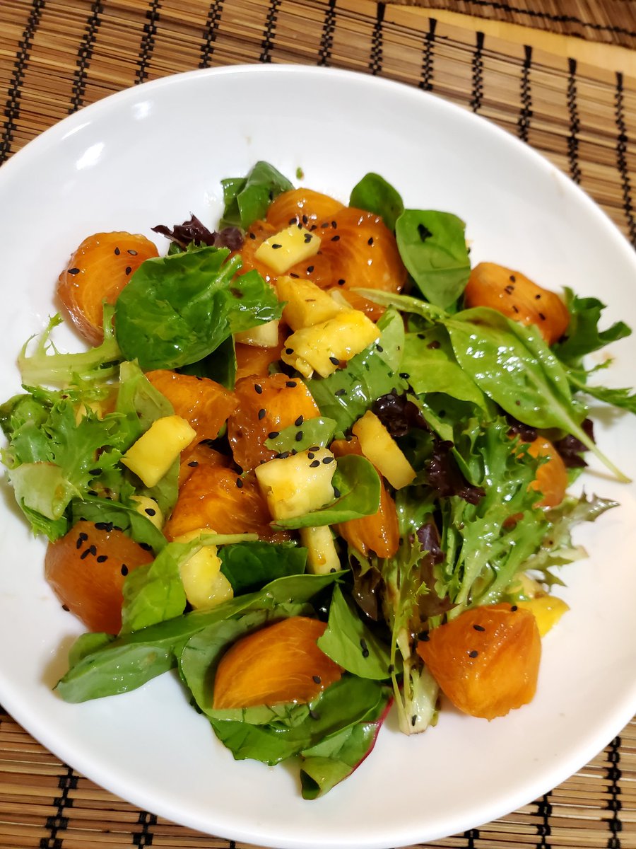 FoodExplora's tweet photo. This is probably the most delicious salad you will ever eat: #persimmon & #pineapple #organic #naturespromise #sweetbabylettuce #Salad with a #bolthouse #classicbalsamic #vinaigrette #dressing https://t.co/Nfgn8h9QLV