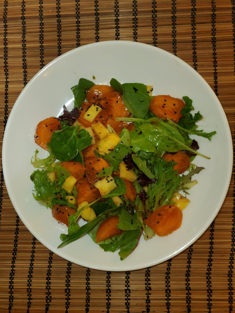FoodExplora's tweet photo. This is probably the most delicious salad you will ever eat: #persimmon & #pineapple #organic #naturespromise #sweetbabylettuce #Salad with a #bolthouse #classicbalsamic #vinaigrette #dressing https://t.co/Nfgn8h9QLV