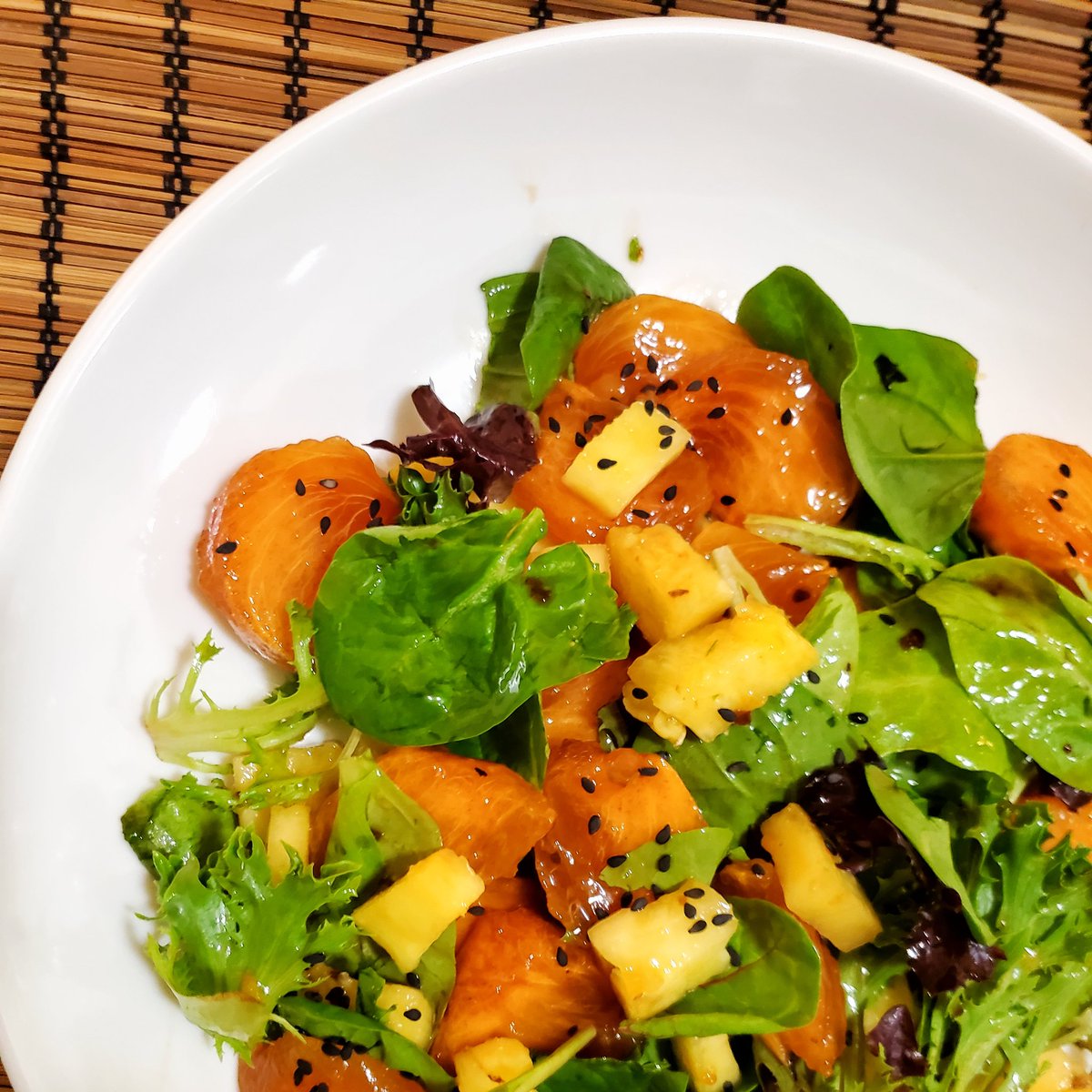 FoodExplora's tweet photo. This is probably the most delicious salad you will ever eat: #persimmon & #pineapple #organic #naturespromise #sweetbabylettuce #Salad with a #bolthouse #classicbalsamic #vinaigrette #dressing https://t.co/Nfgn8h9QLV