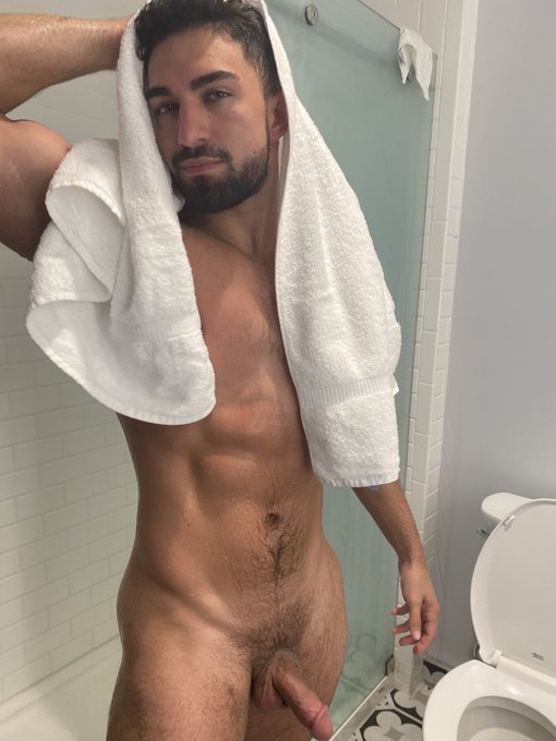 RT if you want to shower with me 🚿 🧼 🛁 https://t.co/vVcAsdLmEd