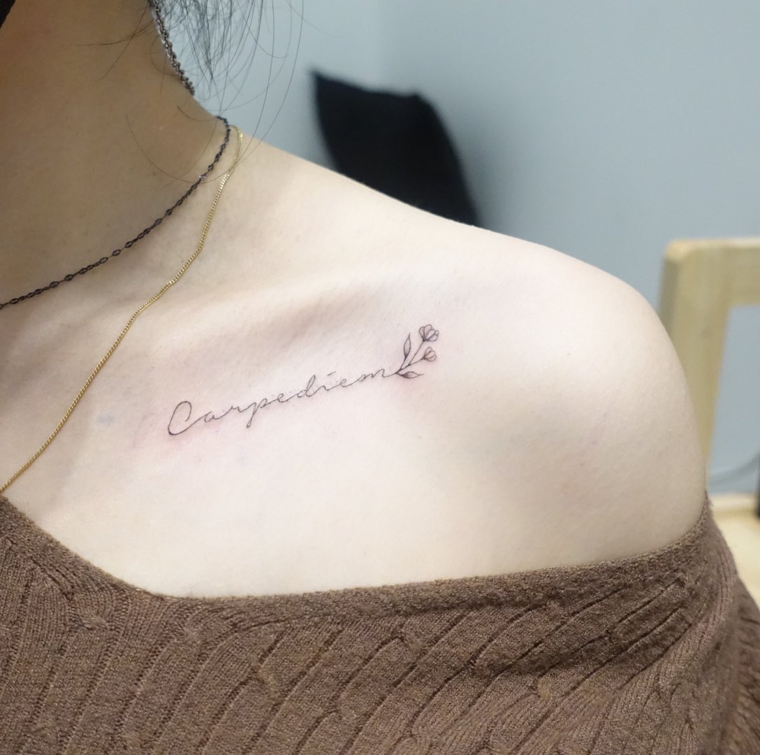 쇄골에 레터링과 잔꽃 🥰