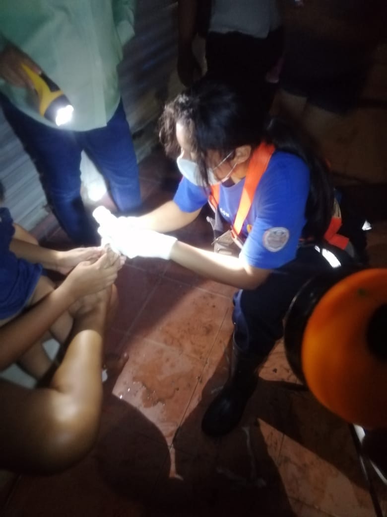 CentroCPCM's tweet photo. #Almomento se atiende a una femenina de aproximadamente 25 años  por herida en su pie izquierdo en la col. Gaviotas Sur sector Armenia ella se encontraba evacuando junto a su familia.@EvaristoHdzCruz 
@OficialCentro 
@JARGPC https://t.co/6OEdaxrnp3