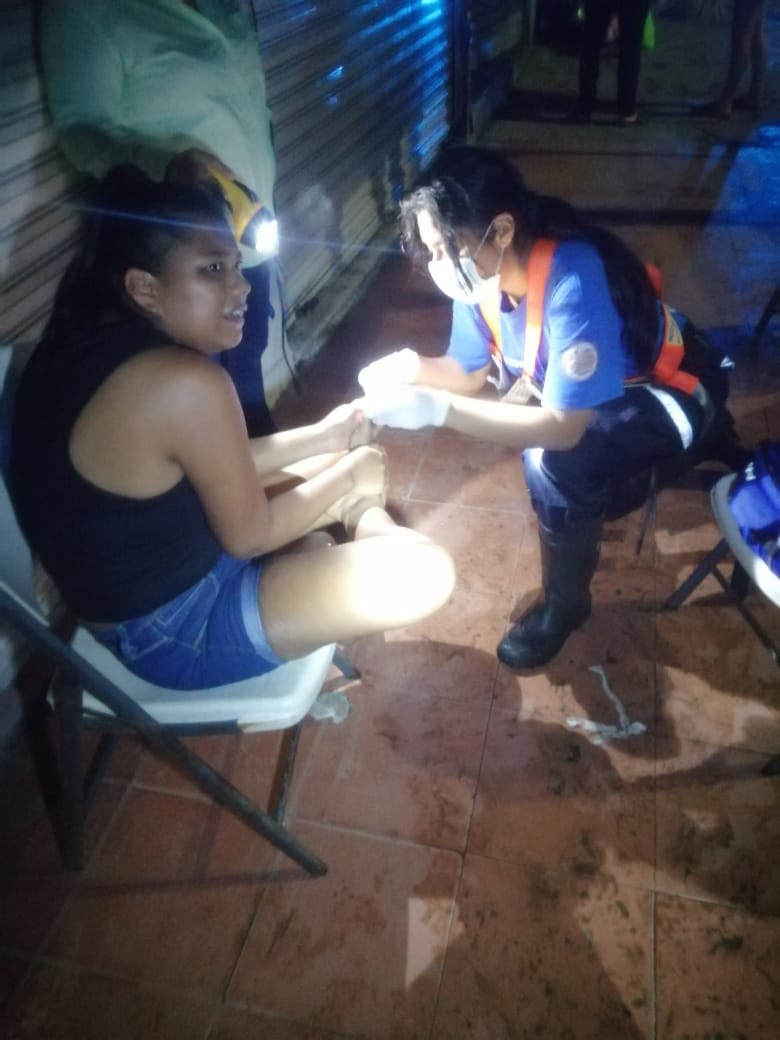 #Almomento se atiende a una femenina de aproximadamente 25 años  por herida en su pie izquierdo en la col. Gaviotas Sur sector Armenia ella se encontraba evacuando junto a su familia.<a href="/EvaristoHdzCruz/">Evaristo Hernández Cruz</a> 
<a href="/OficialCentro/">Oficial del Centro</a> 
<a href="/JARGPC/">Jose Alberto Rodríguez Gallardo</a>