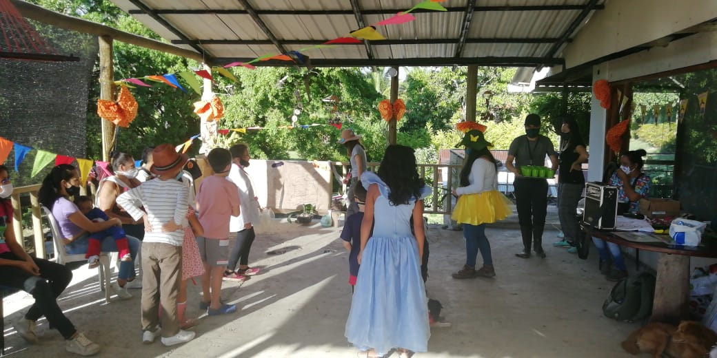 TesorosdeC's tweet photo. Para celebrar el 31 de octubre acompañamos a los niños en Nocaima en el encuentro #ConocerParaConservar como parte de nuestras actividades con la población. Les enseñamos sobre las mariposas diurnas a través de risas, saltos y juego https://t.co/48gNOrnpwL
