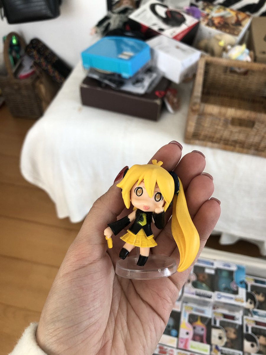 alwayskarii's tweet photo. I’m moving out. And I’m trying to sell some stuff that I never used or want to keep anymore. If you are interested in an item pls dm me. On my discord I have a full channel of stuff im trying to sell ❤️💛 thanksss for the help https://t.co/1KT4VuQHhL
