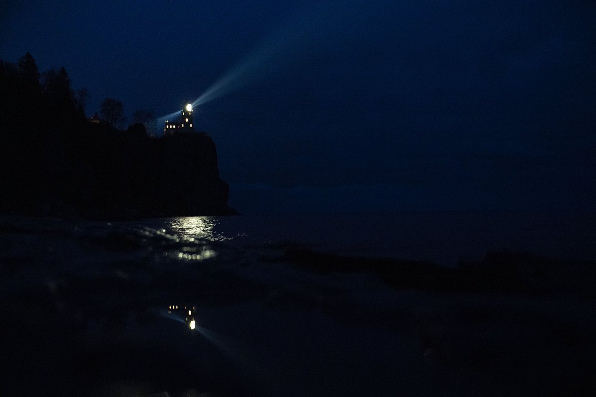 KormannAlex's tweet photo. The Split Rock Lighthouse beacon was lit on November 10, 2020 to commemorate the 45th anniversary of the sinking of the SS Edmund Fitzgerald and honor the 29 lives that were lost. #onassignment for @startribune https://t.co/nK4htD8tkp