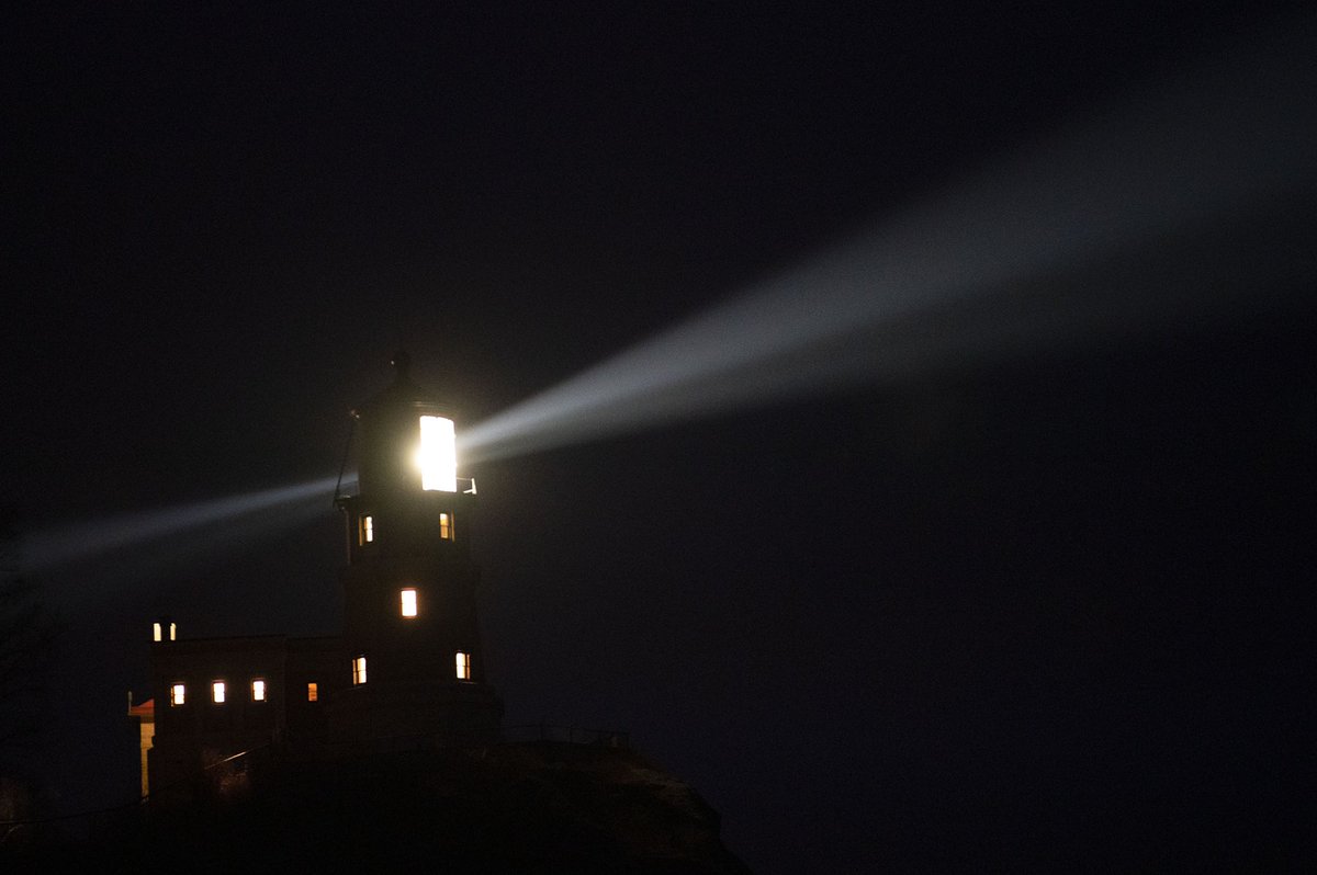 KormannAlex's tweet photo. The Split Rock Lighthouse beacon was lit on November 10, 2020 to commemorate the 45th anniversary of the sinking of the SS Edmund Fitzgerald and honor the 29 lives that were lost. #onassignment for @startribune https://t.co/nK4htD8tkp