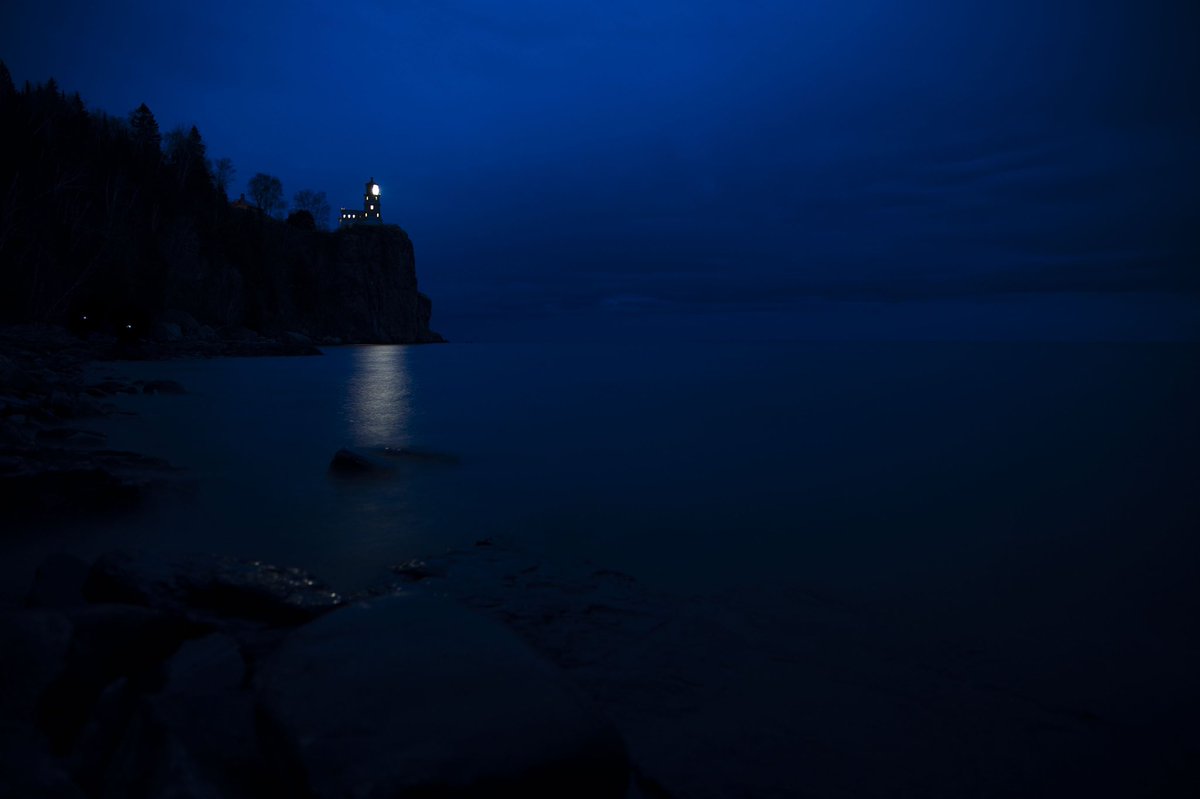 KormannAlex's tweet photo. The Split Rock Lighthouse beacon was lit on November 10, 2020 to commemorate the 45th anniversary of the sinking of the SS Edmund Fitzgerald and honor the 29 lives that were lost. #onassignment for @startribune https://t.co/nK4htD8tkp