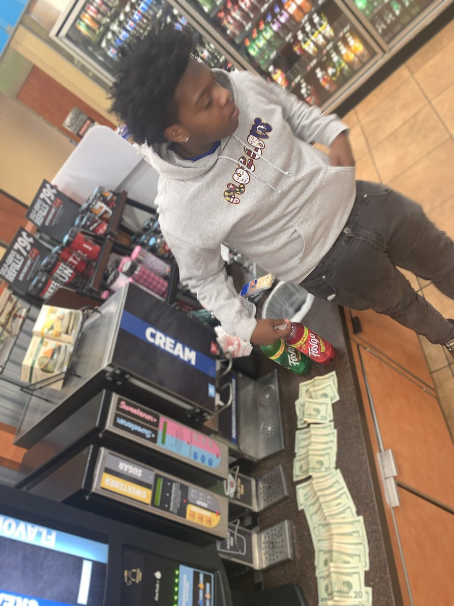 PlugLoveCeo's tweet photo. yea I’m da youngin dats runnin up digits https://t.co/uIAbQ7Klr5