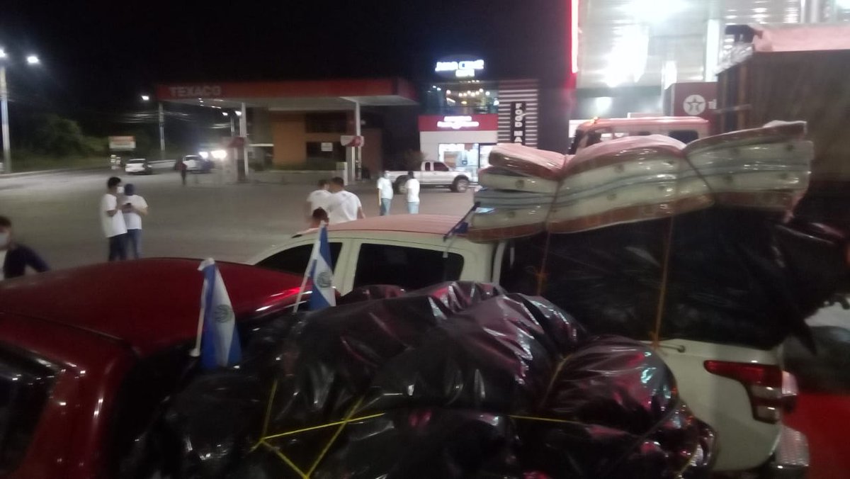 NoticieroTele's tweet photo. #Honduras #ElSalvador #NoticieroTeleMas
 Equipo humanitario del departamento de Morazán, hace una estación a estas horas de la noche en Siguatepeque Honduras, ellos van rumbo a San Pedro Sula a entregar ayuda de alimentos a las familias afectadas por el Huracán Eta. https://t.co/UZaTg3kDPV