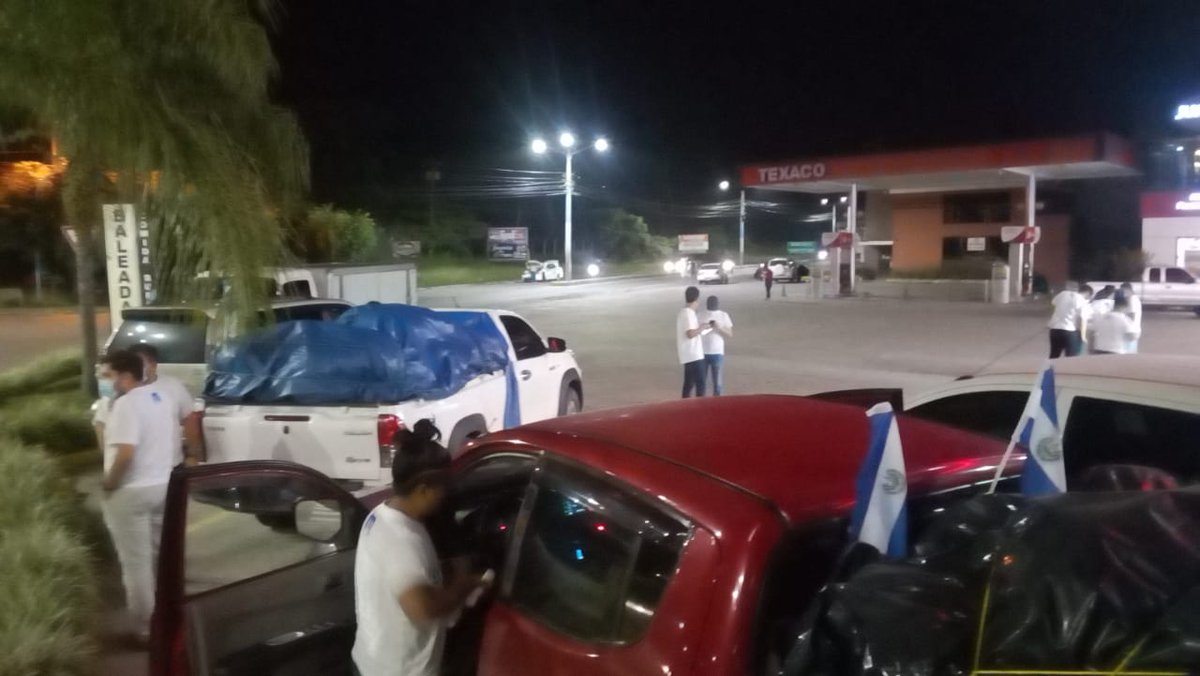 NoticieroTele's tweet photo. #Honduras #ElSalvador #NoticieroTeleMas
 Equipo humanitario del departamento de Morazán, hace una estación a estas horas de la noche en Siguatepeque Honduras, ellos van rumbo a San Pedro Sula a entregar ayuda de alimentos a las familias afectadas por el Huracán Eta. https://t.co/UZaTg3kDPV