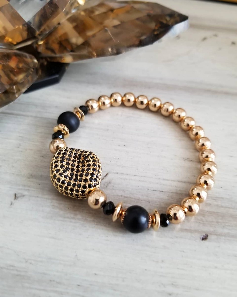 ChicBijoux's tweet photo. Pulseras con personalidad!? 🤔
Esta en particular es práctica, elegante, brillante, moderna y clásica a la vez. Me es fácil describirla al pensar en la persona para quien la cree. También la quiso negra para usarla todo el tiempo. 
#diseñosexclusivos #bracelets #loveChicBijoux https://t.co/DOYw0X2lhS
