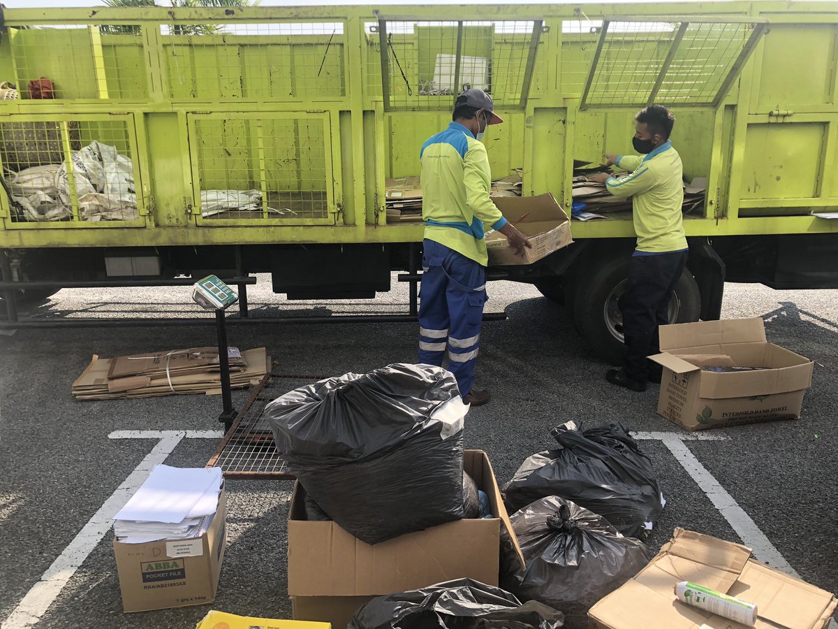 THBM_HQ's tweet photo. 11112020 - di #THBMHQ - kini
#RecycleForLife
Team @envidaman
laksana program ini kearah persekitaran yang lebih hijau
pada hari ini -
Hari Kitar Semula Kebangsaan
Small Change, Big Impact
#ThrashforCash
@swcorp_my
@kpkt_gov
@zuraida_my https://t.co/StROGANvrt
