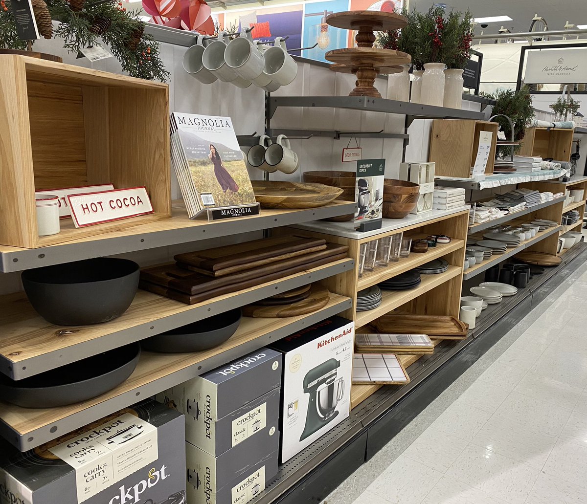 ❤️🎄 Spent a little time in #homedecor today! #etlmagic #target #t1312 #targetstyle #visualmerchandising