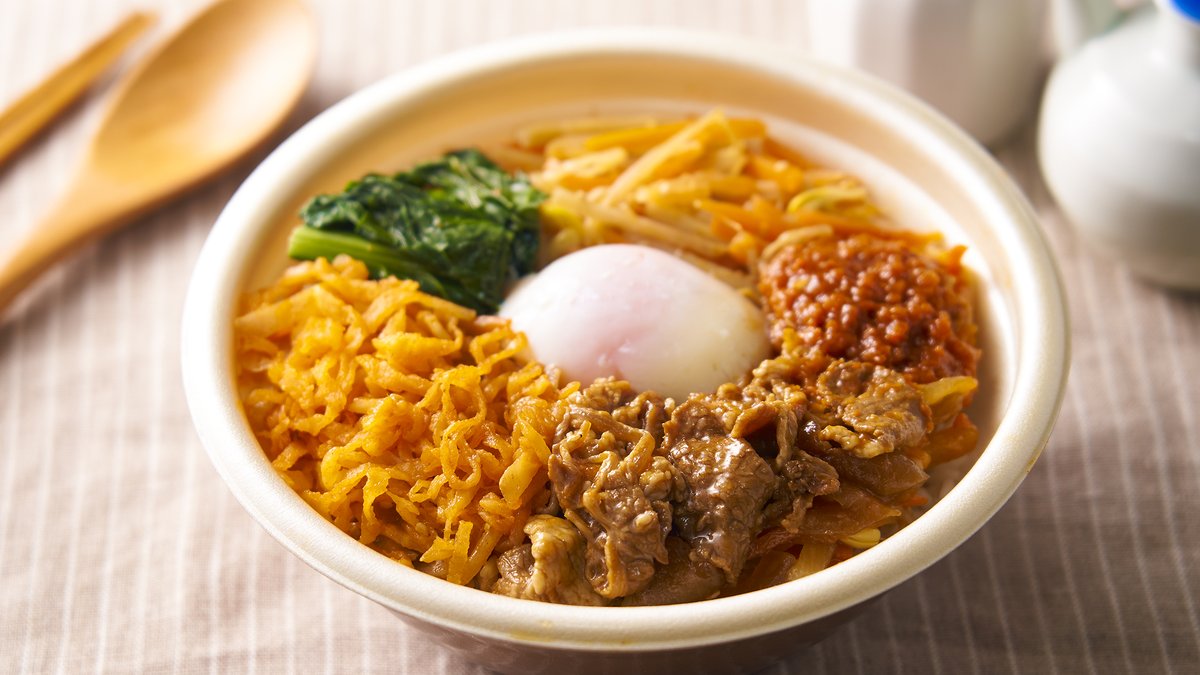 セブン イレブン ジャパン 1 2日分の野菜 8種野菜の特製ビビンバ 460円 税込496円 健康志向の皆さんのための カラダへの想いこの手から シリーズから シャキシャキ食感の野菜を贅沢に味わえるビビンバ登場 牛骨スープでボイルしたうま味ある