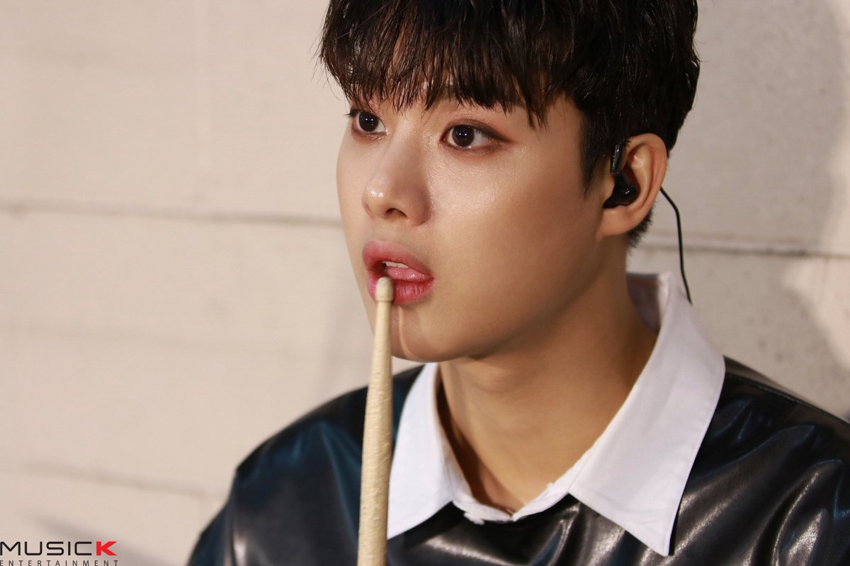 official__IZ's tweet photo. [#아이즈] #NAVER_POST 
⠀
✔ 할로윈 특집 NEW DIVIDE 커버 영상 촬영 비-하-인-드-!
📮 https://t.co/xQBKWGeVyg
⠀
#IZ #BANDIZ #밴드아이즈 #지후 #JIHOO #우수 #WOOSU #현준 #HYUNJUN #준영 #JUNYOUNG #KPOP https://t.co/AbtDurQjqd